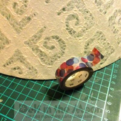 du washi tape pour la finition (en rapport avec le pied de lampe et la déco de la pièce de destination)