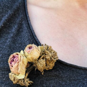 Broche dorée