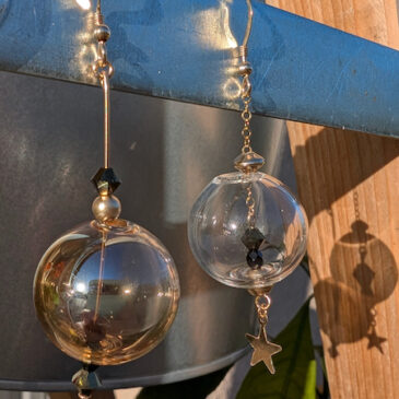 Boucles d&rsquo;oreilles en boule de verre de Bohème